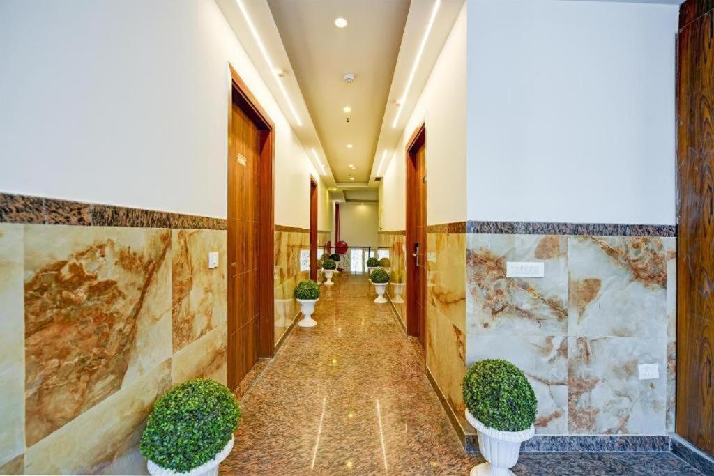 Hotel Rosewood Near Delhi Airport 新德里 外观 照片